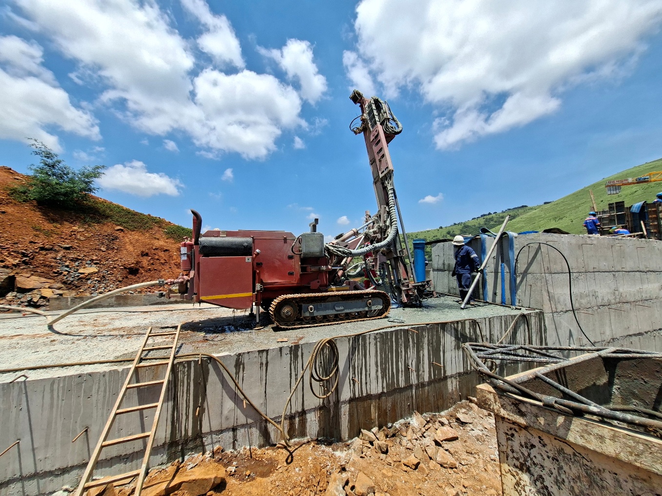 Drilling works for the Gabosch Dam grout curtain